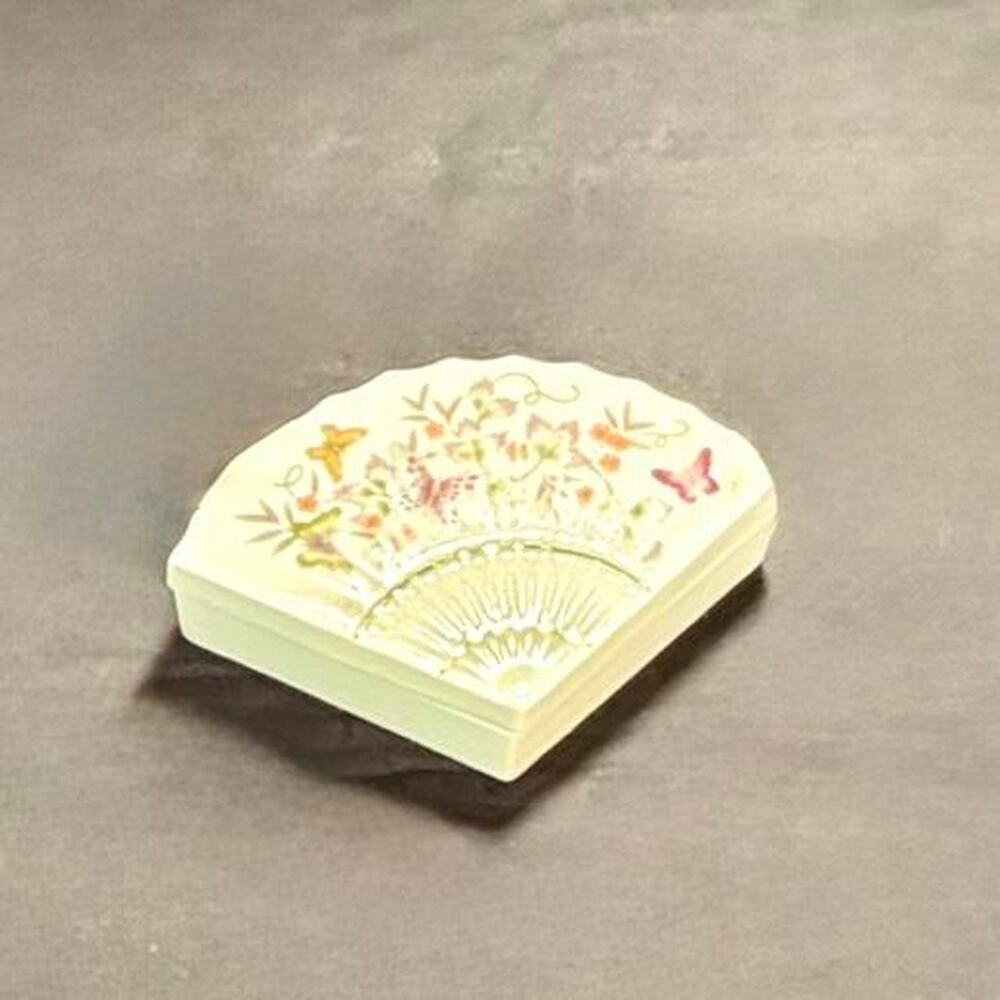 🚨 VINTAGE Avon 1980 Porcelain Fan Shaped Butterfly Trinket Box. 🥢